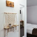 Casa Rosu *